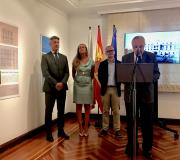 1. Acto oficial de inauguración, de esquerda a dereita, José Antonio Cacabelos alcalde do Grove, Lucila V. Gulías neta do arquitecto, Jesús Vázquez alcalde de Ourense e José R. Ónega delegado da Xunta en Madrid e director da Casa de Galicia.