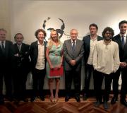 4. O delegado da Xunta en Madrid e director da Casa José Ramón Ónega con Lucila Vázquez Gulías e a xunta directiva que integran o Centro Cultural que difunde a obra do  prestixioso arquitecto a quen está dedicada a mostra.