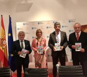 1. De esquerda a dereita, Rosendo Fernández de INORDE, Nava Castro directora de Turismo, Javier Díaz Trisac xerente de Área Comercial de RENFE e o delegado da Xunta en Madrid e Director da Casa de Galicia José Ramón Ónega, cos folletos informativos sobre os trens turísticos.