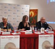 A concelleira de Cultura e Turismo de Lugo, Carmen Basadre, a alcaldesa de Lugo, Lara Méndez, e o delegado da Xunta, José Ramón Ónega,  nun momento do acto, no que intervén Ónega.