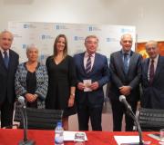O delegado da Xunta, José Ramón Ónega, a concelleira Carmen Basadre, a alcaldesa Lara Méndez, o senador J. M. Barreiro, o deputado Joaquín García e o escritor C. G. Reigosa.