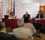 O delegado da Xunta, José Ramón Ónega, a directora-xerente de Summum Delicatessen, Elena Pérez, e o creador de Gran Reserva Galega, Rafael Enrique, durante o acto.
