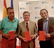 1. Vicente Araguas, Ramón Jiménez e Luís Luna co libro que se presentou esta tarde na Casa de Galicia.