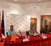2. O libro que se presentou, na mesa en primeiro plano con Vicente Araguas, Ramón Jiménez e Luís Luna.
