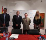 O catedrático Jesús Ángel Sánchez, o presidente do Parlamento de Galicia, Miguel Ángel Santalices, o coordinador de Actividades Culturais da Casa, Ramón Jiménez, e a presidenta do Centro Cultural Daniel Vázquez Gulías M., Lucila Vázquez-Gulías, antes de comezar o acto..