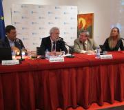 O catedrático Jesús Ángel Sánchez, o presidente do Parlamento de Galicia, Miguel Ángel Santalices, o coordinador de Actividades Culturais da Casa, Ramón Jiménez, e a presidenta do Centro Cultural Daniel Vázquez Gulías M., Lucila Vázquez-Gulías, na mesa, durante a intervención de Santalices..