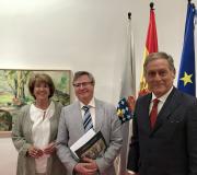 2. A pintora Carmen Iglesias, o coordinador de Actividades da Casa Ramón Jiménez e o director de Comunicación do Banco de Alimentos Jaime Pereira.