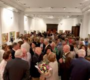 4. Máis de cen persoas acudiron á inauguración da mostra de Carmen Iglesias.