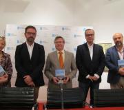 A escritora Rosa María Milleiro, o senador Ángel Mato Escolano, o coordinador de actividades da Casa Ramón Jiménez, o presidente da Federación Española de Surf, Carlos Jorge García, e o editor Basilio Rodríguez Cañada, preparados para a presentación.