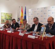 A escritora Rosa María Milleiro, o senador Ángel Mato Escolano, o coordinador de actividades da Casa Ramón Jiménez, o presidente da Federación Española de Surf, Carlos Jorge García, e o editor Basilio Rodríguez Cañada, durante o acto.