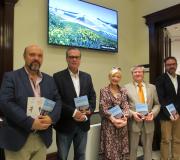 O editor Basilio Rodríguez Cañada, o presidente da Federación Española de Surf, Carlos Jorge García, a escritora Rosa María Milleiro, o coordinador de actividaes da Casa Ramón Jiménez e o senador Ángel Mato Escolano.