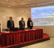 Os membros da mesa da presentación, en pé, durante o minuto de silencio que se gardou.