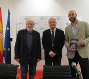 O xornalista Diego Carcedo, o delegado da Xunta, José Ramón Ónega, e o xornalista e autor do libro Víctor López.
