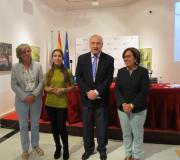 O delegado da Xunta, José Ramón Ónega, coas directivas da Fundación Barrié Isabel Pérez (D) e de SocialCo, Virginia Moraleda, (2ª I) e Ana Rodríguez, coordinadora de Actividades Económicas da Casa.