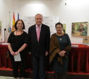 A profesora Carme Fdez. Pérez-Sanjulián, o delegado da Xunta, José Ramón Ónega, e a profesora e escritora Pilar García Negro.