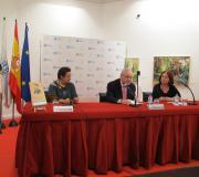 Na mesa da presentación, a profesora Carme Fdez. Pérez-Sanjulián, o delegado da Xunta, José Ramón Ónega, e a profesora e escritora Pilar García Negro.