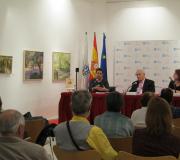 Un momento da presentación do libro, con público.