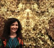 1. A artista pontevedresa Loreto Blanco ante unha das obras da mostra OS HABITANTES DE GAIA que ofrece na Casa de Galicia en Madrid.