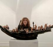 1. Paz Santos cunha das súas obras da mostra INCÓGNITAS.