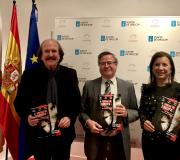 1. Presentación oficial en Madrid de EL VIENTRE DE EUROPA, de esquerda a dereita, o director Juan Pinzás, o coordinador de Actos Ramón Jiménez e  a produtora Pilar Sueiro.