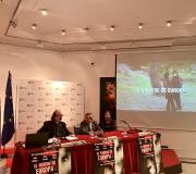 2. Na mesa, de esquerda a dereita, o director Juan Pinzás, o coordinador de Actos Ramón Jiménez e a produtora Pilar Sueiro cunha imaxe do trailer da película EL  VIENTRE DE EUROPA.