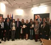 1. A presidenta do Congreso Ana Pastor e o delegado da Xunta en Madrid José Ramón Ónega coa autora e deputada Marta González, (entre ambos), con parte dos amigos que acudiron á Casa de Galicia ao acto de presentación da GUÍA DAS IGREXAS DE SANTIAGO DE COMPOSTELA, moitos deles deputados e compañeiros do Congreso.