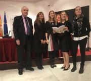 2. O delegado da Xunta en Madrid José Ramón Ónega, Alicia Sánchez Camacho, Marta González, Ana Pastor e Gemma Sesar coa GUÍA DAS IGREXAS DE SANTIAGO DE COMPOSTELA.