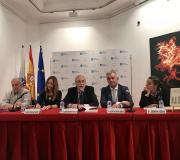 4. En la mesa, de izquierda a derecha, el ilustrador Joaquín González Dorao, la autora de los textos Marta González, el delegado de la Xunta en Madrid José Ramón Ónega, el secretario xeral de Política Lingüística Valentín García y la editora de la publicación Gemma Sesar.