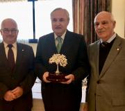 1. O delegado da Xunta en Madrid José Ramón Ónega co presidente e o secretario de FAGAMA, Ovidio Cadenas e Fernando Gómez, despois de recibir o premio.