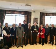 2. O delegado da Xunta en Madrid José Ramón Ónega na tradicional foto de familia tras recibir o galardón.
