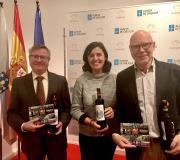 1. Ramón Jiménez, Cristina Alcalá e Xavier Castro coas botellas de Ribeiro editadas especialmente para as xornadas literarias.