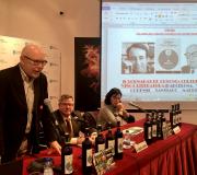 3. Xavier Castro en plena exposición, compartindo mesa con Ramón Jiménez e Cristina Alcalá, coas proxeccións sobre a pantalla.