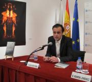 Salvador Mira durante a presentación da súa primeira novela na Delegación da Xunta en Madrid.