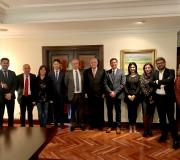 6. O delegado da Xunta en Madrid José Ramón Ónega e o presidente da Mancomunidade do Salnés Gonzalo Durán (ambos no centro), cos representantes dos concellos da Comarca.
