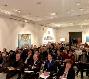 4. Intervenientes (na primeira fila), medios e público en xeral, na presentación en Madrid do Salnés.