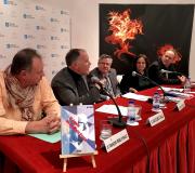 2. Co libro en primeiro termo, ocupan a mesa François Pérez Ayrault, o autor Marcelino Fernández Mallo, Ramón Jiménez, Carmen Mejía e José Miguel Montalbán.