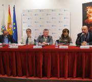 O editor  Basilio  Rodríguez Cañada intervén na presentación ante os seus compañeiros de mesa.