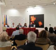 O público asistente seguiu con atención a presentación do libro.