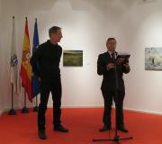 O coordinador de Actividades Culturais, Ramón Jiménez, presenta ao pintor  Howard  Ross.