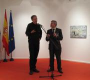 O pintor  Howard  Ross intervén na inauguración da exposición, acompañado polo coordinador de Actividades Culturais, Ramón Jiménez.