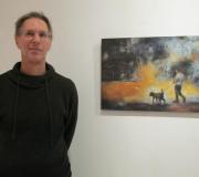 O pintor  Howard  Ross, con outra obra súa.