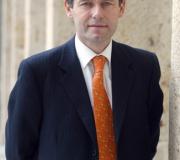 El Dr. Eiros es Catedrático de Microbiología de la Universidad&nbsp;de Valladolid y&nbsp;jefe de Servicio de Microbiología y&nbsp;Parasitología del&nbsp;Hospital Universitario Río Hortega de Valladolid.
