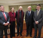 Os directivos de Asomega Julio Ancochea (presidente) e Inmaculada Ramos (vicepresidenta), o presidente do Consello de Estado, José Manuel Romay Beccaría, o delegado da Xunta en Madrid, José Ramón Ónega, e o catedrático de Microbiología José María Eiros.