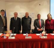 O catedrático de Microbiología José María Eiros, o delegado da Xunta José Ramón Ónega, o presidente del Consello de Estado, José Manuel Romay Beccaría, e os directivos de Asomega Julio Ancochea (presidente) e Inmaculada Ramos (vicepresidenta), pousan antes de comezar a conferencia.