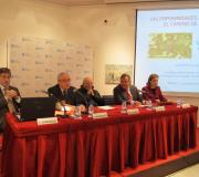 O catedrático de Microbiología José María Eiros, o delegado da Xunta José Ramón Ónega, o presidente do Consello de Estado, José Manuel Romay Beccaría, e os directivos de Asomega Julio Ancochea (presidente) e Inmaculada Ramos (vicepresidenta), cunha proxección de fondo sobre o acto.