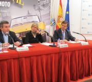 O director xeral de Eventos del Motor, José Enrique Elvira, é seguido con atención polos seus compañeiros de mesa.