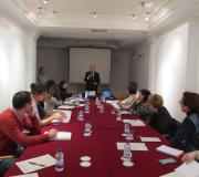 O delegado da Xunta e director da Casa de Galicia, José Ramón Ónega, saúda aos integrantes do taller.