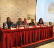 A filóloga Amelia Serraller, a poeta María Tecla Portela Carreiro, o coordinador de Actividades Culturais da Casa, Ramón Jiménez, o xornalista Alfonso Armada, a escenógraga Liz Wittlin e a editora Marta Porpetta, cunha imaxen proxectada de Sofía Casanova ao fondo.