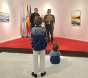 2. Ramón Jiménez intervén na inauguración da mostra de Antonio Martínez, Cachi, baixo a atenta mirada de dous nenos que non perderon nin un detalle do acto.