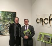 4. O artista Cachi e o coordinador de Actividades da Casa Ramón Jiménez sorrín na Sala A da Institución galega tras o acto de inauguración da ampla mostra do pintor de A Guarda.
